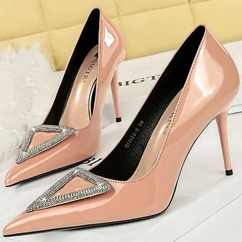 Элегантные женские туфли на выпускном вечере, туфли-лодочки на очень высоком каблуке 10 см, из лакированной кожи с острым носком, треугольные, с металлической пряжкой и кристаллами, женские туфли